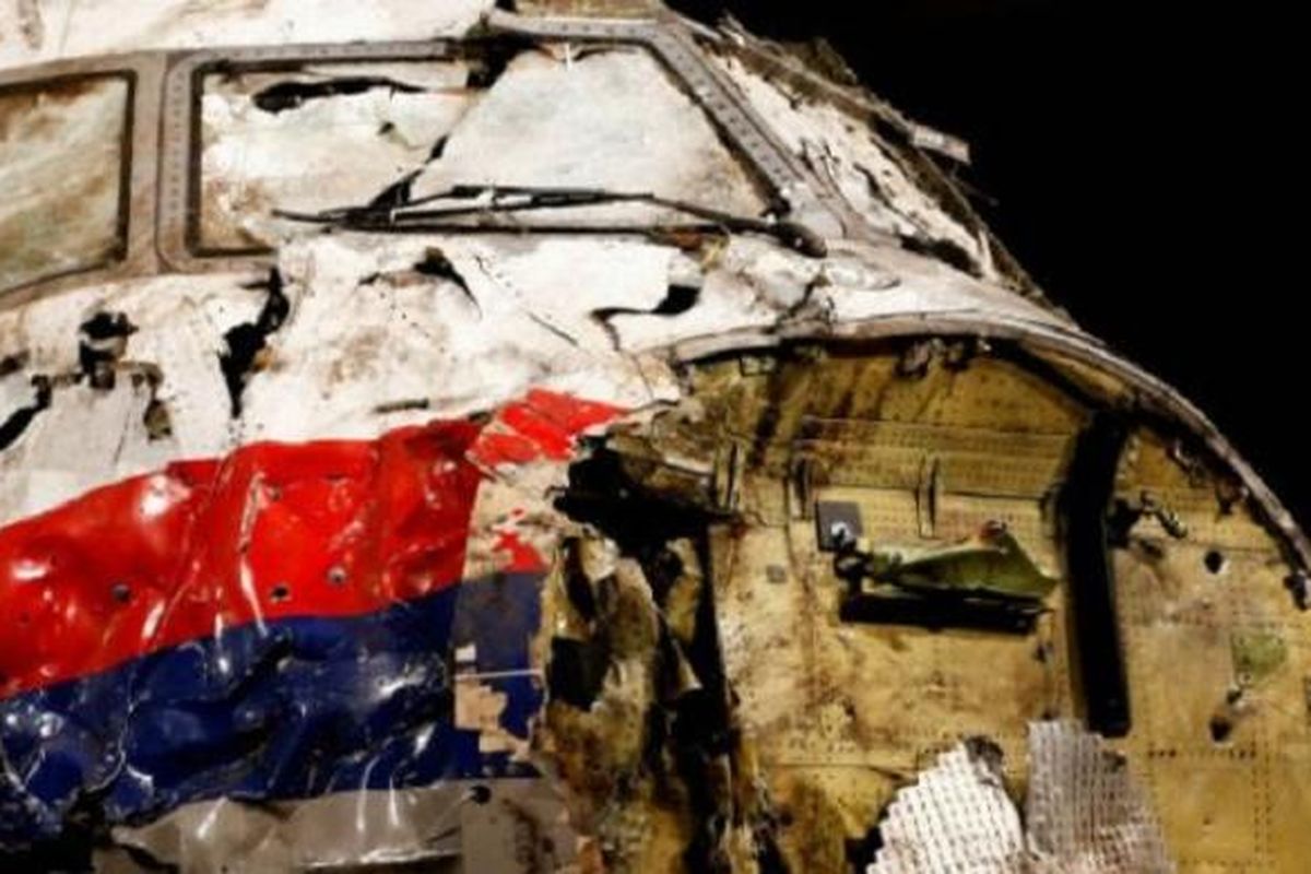 Pesawat MH17 yang terbang dari Amsterdam ke Kuala Lumpur jatuh pada bulan Juli tahun 2014. 