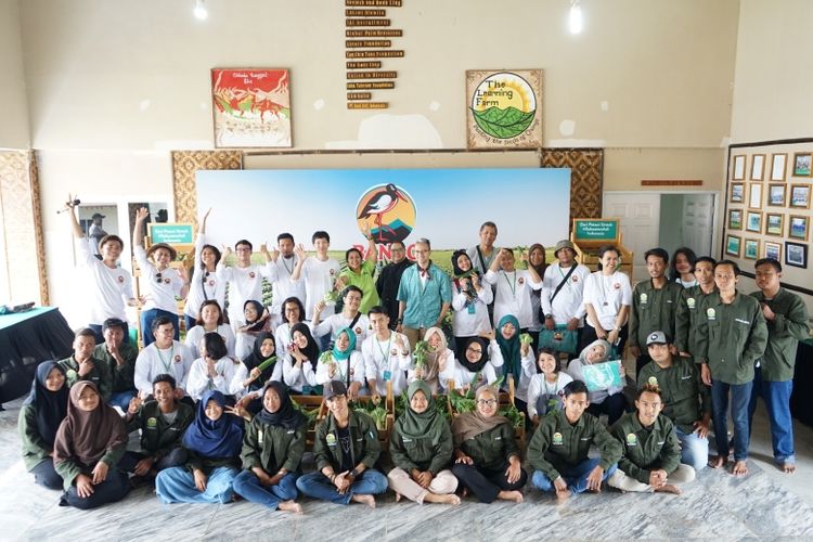 Bango bekerja sama dengan The Learning Farm menginisiasi Program Petani Mudah untuk mendorong regenerasi petani. 