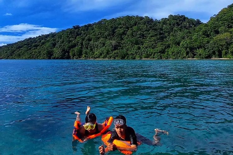 Snorkeling di Pantai Teluk Biru Banyuwangi