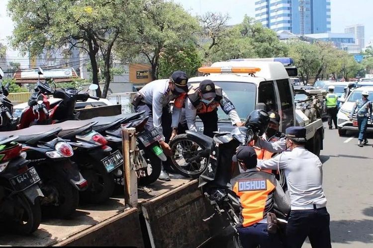 sebanyak lima sepeda motor juga diangkut oleh petugas lantaran parkir di trotoar di Jalan Tanjung Duren Raya, Tanjung Duren, Jakarta Barat, pada Senin (1/11/2021), 