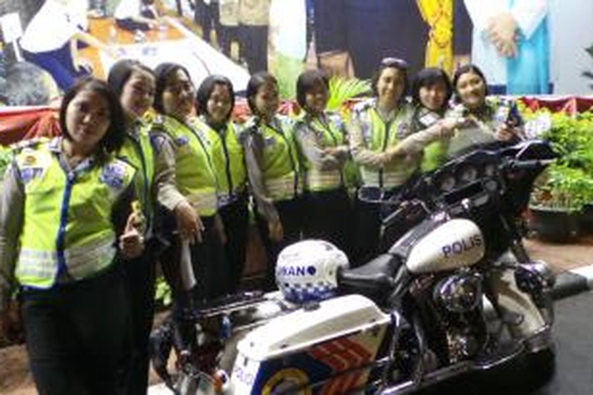 Para polisi wanita dari Direktorat Lalu Lintas Polda Metro Jaya berpose dengan sepeda motor besar di Bundaran Hotel Indonesia, Jakarta Rabu (7/8/2013) malam. Mereka akan mengendarai kendaraan itu untuk mengawal malam takbir di Jakarta.