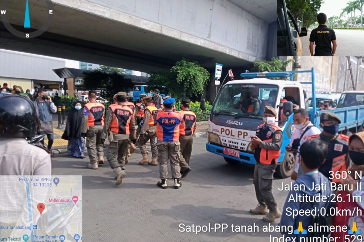 Satuan Polisi Pamong Praja menertibkan sejumlah pedagang kaki lima (PKL) yang berjualan di trotoar kawasan Pasar Tanah Abang, Jakarta Pusat, Senin (8/3/2021). Sebanyak 30 PKL ditindak oleh petugas. 