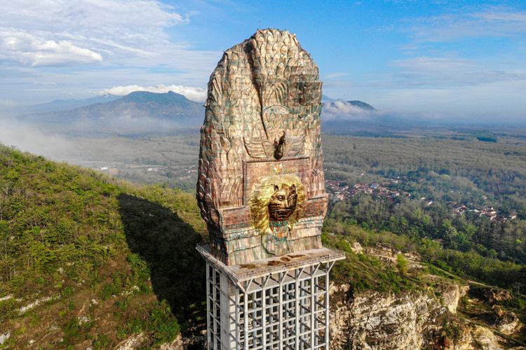 Foto udara Monumen Reog Ponorogo di Sampung, Ponorogo, Jawa Timur, Minggu (2/11/2025). Kabupaten Ponorogo resmi bergabung dalam UNESCO Creative Cities Network (UCCN) atau Jaringan Kota Kreatif UNESCO kategori Crafts and Folk Art atau Kriya dan Seni Rakyat sebagai kota dengan ekosistem kreatif berbasis tradisi setelah diakui oleh UNESCO.