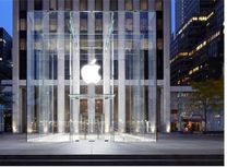 Kecelakaan, Dinding Kaca Toko Apple Retak