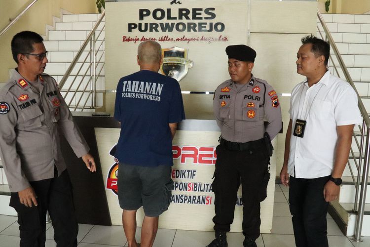 MS alias Paul(55) warga Desa Lubang Lor, Kecamatan Butuh, Kabupaten Purworejo, Jawa Tengah ditangkap polisi saat bersembunyi di rumah mertuanya. 