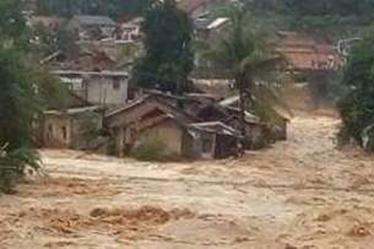 Sungai Cisadane meluap dan menggenangi rumah warga di Pulo, Kota Bogor.