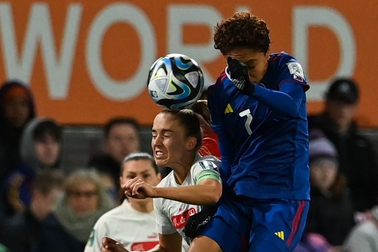 Timnas putri Filipina melakoni debut di Piala Dunia Wanita saat menghadapi timnas Swiss di Stadion Dunedin, Jumat (21/7/2023). Di foto ini, Sarina Bolden dari Filipina (biru) berduel dengan Lia Walti dari Swiss (putih).