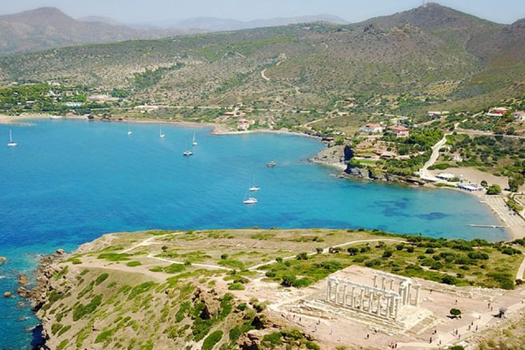 Poseidon Temple di Yunani. Letak kuil ini sangatlah indah, karena terletak di atas bukit Cape Sounion.