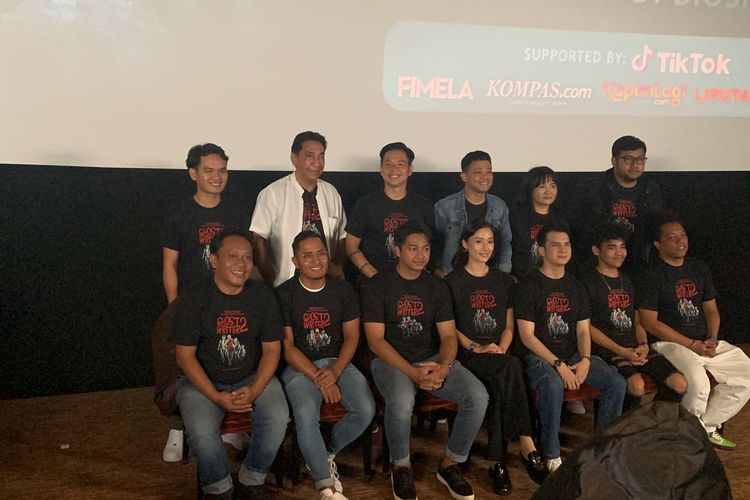 Para cast, sutradara dan produser film Ghost Writer 2 dalam acara konferensi pers di kawasan Epicentrum, Jakarta Selatan, Selasa (12/7/2022). Film tersebut bakal tayang serentak pada 21 Juli 2022.