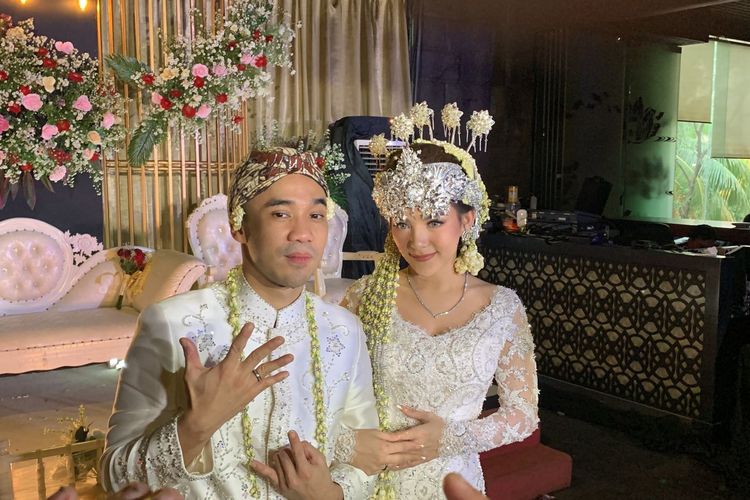 Musisi Ikmal Tobing resmi menikah dengan Indah Lollyta di Q Lounge, Hotel Sultan, Jakarta Pusat Sabtu (25/6/2022). 