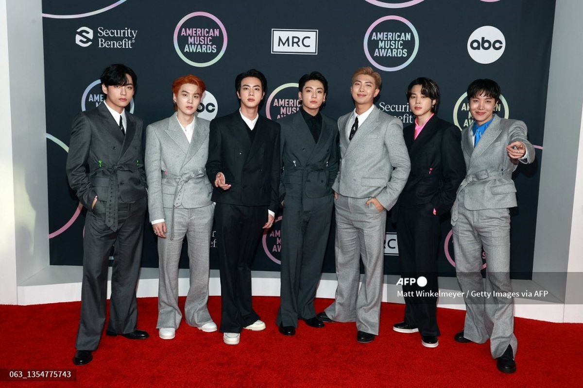 BTS, yakni (dari kiri) V, Suga, Jin, Jungkook, RM, Jimin, dan J-Hope, menghadiri American Music Awards (AMA) 2021 yang digelar di Microsoft Theater, Los Angeles, AS, Minggu (21/11/2021).
