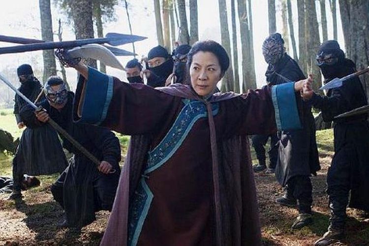 Michelle Yeoh sebagai Yu Shue Lien beraksi dalam film Crouching Tiger Hidden Dragon: Sword of Destiny.