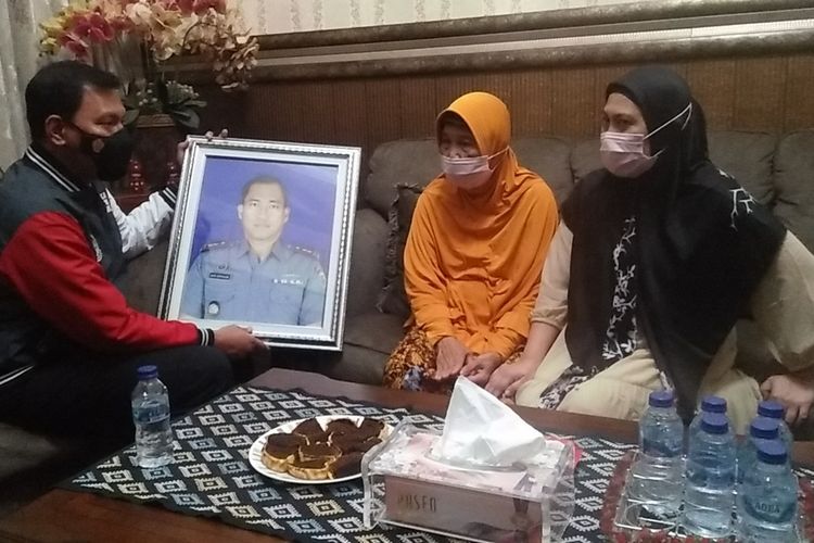 Orangtua Komandan Kapal Selam KRI Nanggala 402 Letkol (P) Heri Oktavian, Murhaleni (jilbab oranye) saat menerima kunjungan Kabid Humas Polda Lampung Kombes Zahwani Pandra Arsyad, Sabtu (24/4/2021) malam.
