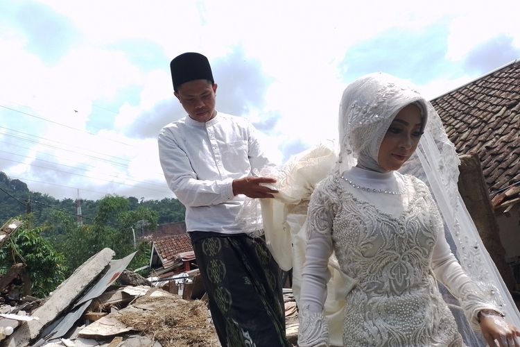 Pasangan suami istri melangsungkan pernikahan, Minggu (4/12/2022) di antara puing reruntuhan bangunan yang luluhlantak diguncang gempabumi magnitudo 5,6 Cianjur, Jawa Barat