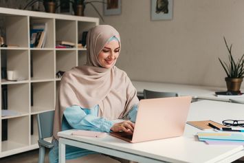 Cara Sukses Memulai Bisnis Jilbab Produksi Sendiri untuk Pemula