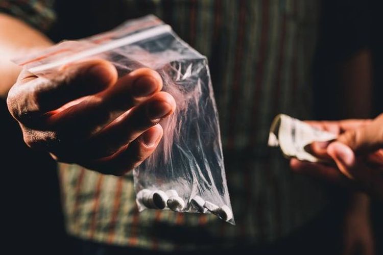 Kronologi Penangkapan Pengedar 1.284 Butir Ekstasi di Kuta Selatan, Barang Bukti Disimpan di Plafon