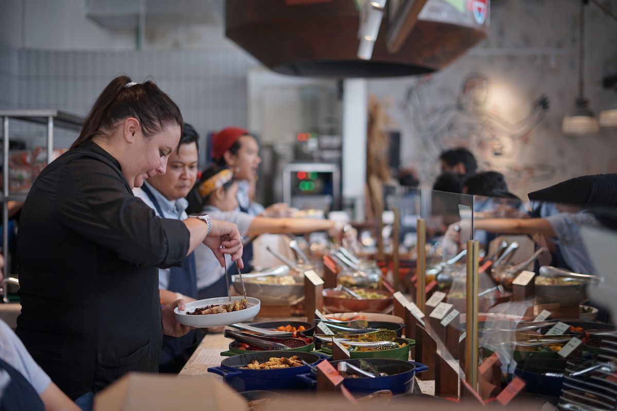 Gerai Grain Traders di WTC 5 Jakarta menawarkan konsep open kitchen dengan gerai yang homey dengan sentuhan seni di sudut-sudut ruangan.