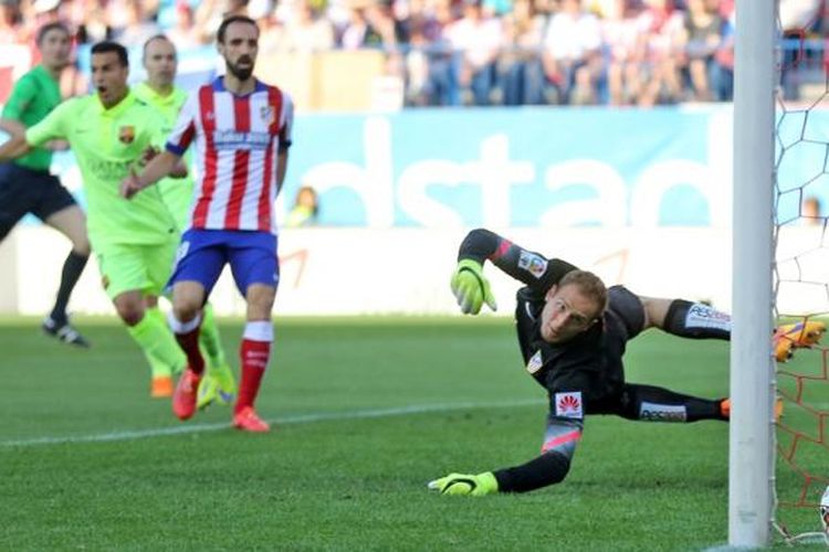 Bola tembakan Lionel Messi mengarah ke pojok kiri gawang Jan Oblak pada menit ke-65 laga antara Atletico Madrid kontra Barcelona di Stadion Vicente Calderon, Minggu waktu setempat atau Senin (18/5/2015) dini hari.