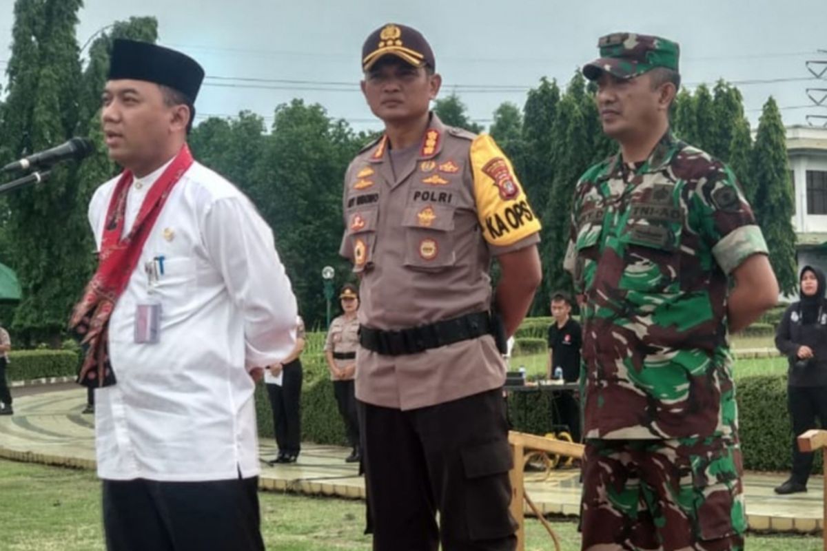 Wakil Wali Kota Jakarta Timur Uus Kusmanto (baju putih), Kapolres Jakarta Timur Kombes Pol Ady Wibowo, Dandim 0505 Jakarta Timur Letkol Dwi Yanu dalam apel siaga banjir di TMII, Cipayung, Jakarta Timur, Jumat (18/1/2019)