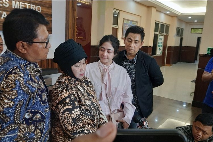 Dewi Perssik dan ibunya Sri Muna hadir di Polres Metro Jakarta Selatan, Selasa (29/11/2022).