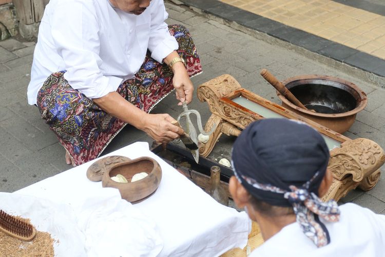 Suasana penjamasan pusaka peninggalan Sunan Kudus (Syekh Ja'far Shodiq) yaitu keris Kiai Cinthaka dan dua tombak trisula di bangunan tajug kompleks Masjid Menara Kudus, Jawa Tengah, Senin (3/7/2023).