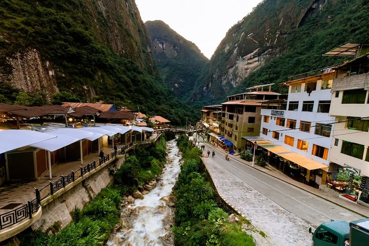 Tempat wisata di Peru - Kota Aguas Calientes yang kerap dilintasi oleh wisatawan yang hendak berkunjung ke Machu Picchu, Peru.