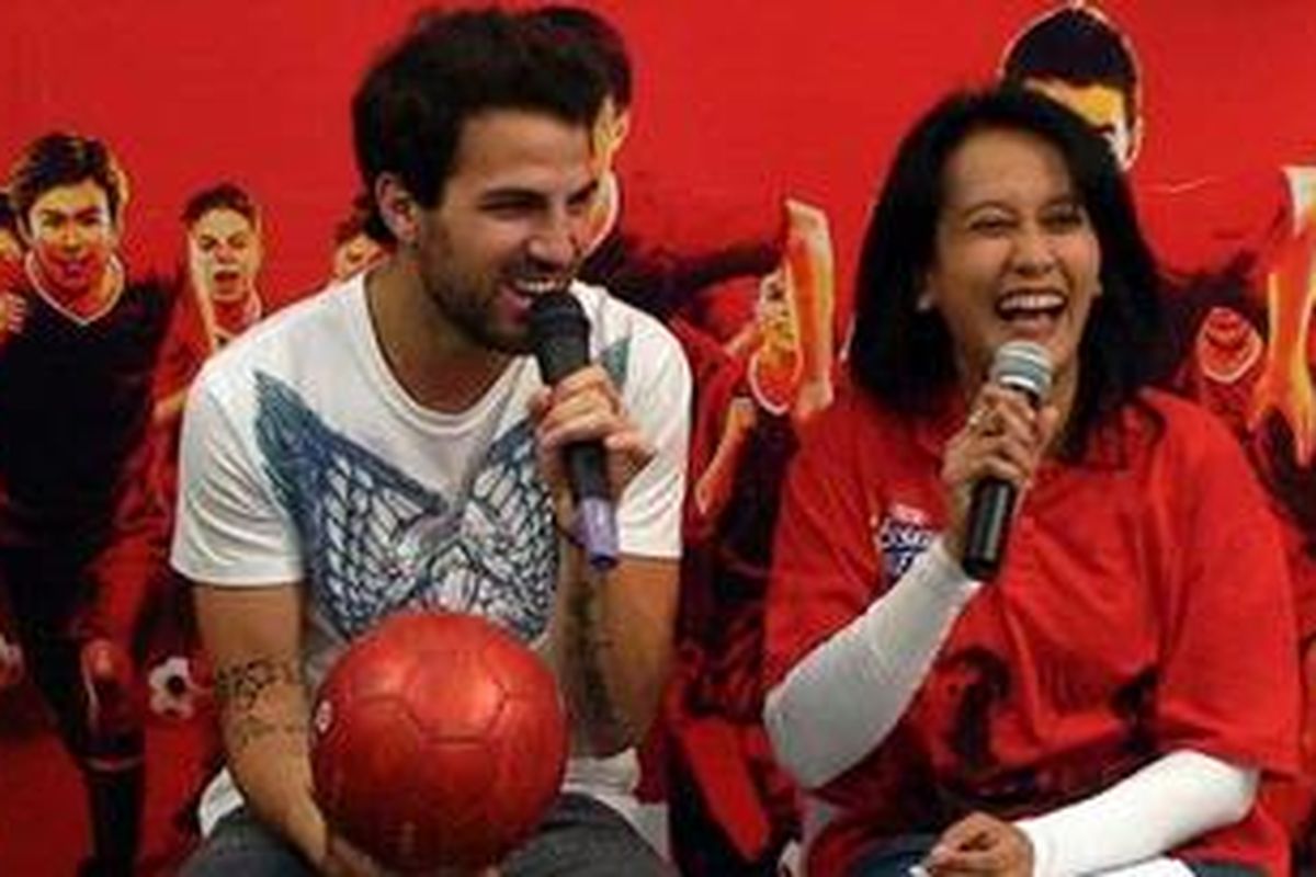 Ekspresi Cesc Fabregas saat konferensi pers di GOR Ngurah Rai, Denpasar, Kamis (23/06/2011).