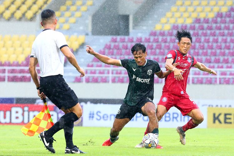 Pemain Persikabo 1973 Yandi Sofyan berebut bola dengan pemain Arema FC Renshi Yamaguchi saat pertandingan pekan ke-14 Liga 1 2022-2023 yang berakhir dengan skor 0-1 di Stadion Manahan Solo, Rabu (14/12/2022) sore. 