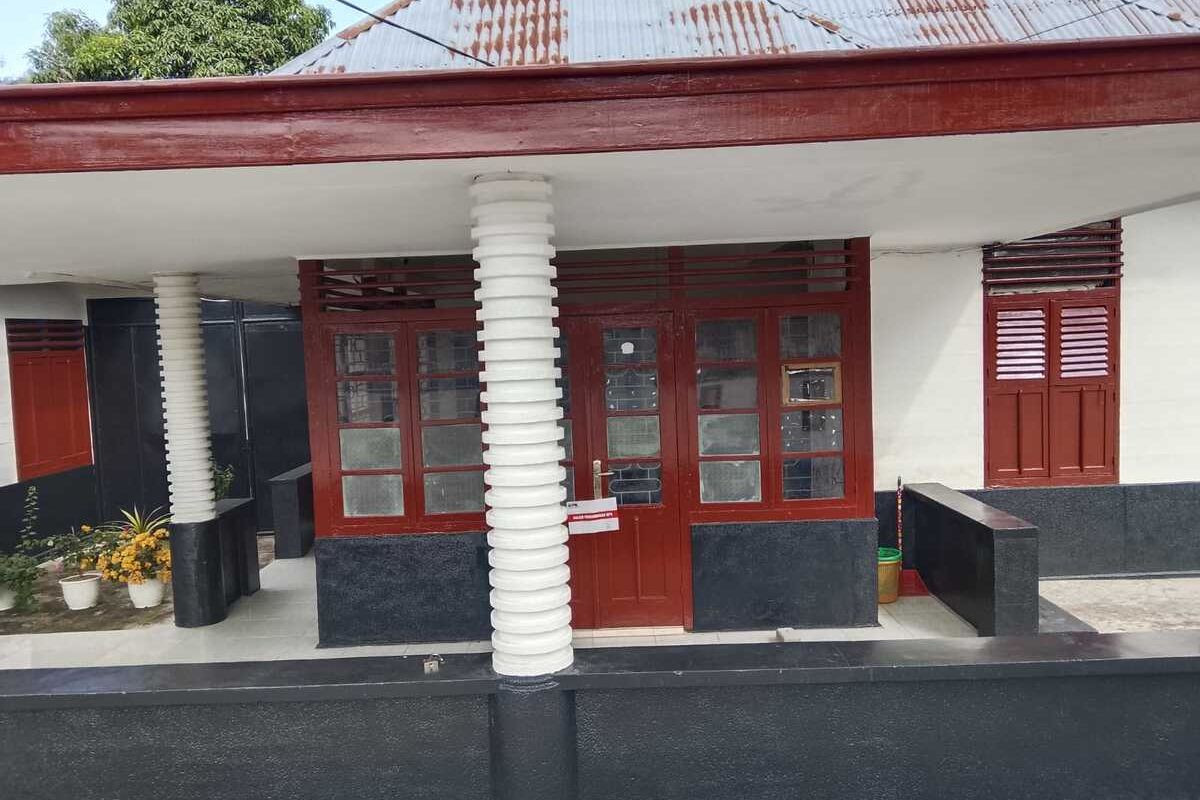 Pintu depan bagian utama kantor PT Dalihan Natolu Grup (DNG) yang disegel KPK di Jalan Teratai, Kelurahan Ujungpadang, Kecamatan Padangsidimpuan Selatan, Kota Padangsidimpuan, Jumat (27/6/2025).