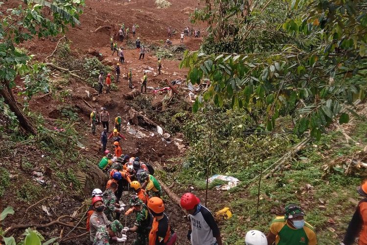 Tim SAR gabungan mengevakuasi jenazah korban longsor di jalur Puncak, Cugenang, Cianjur, Jawa Barat, Jumat (25/11/2022). Pagi ini ditemukan 4 korban tertimbun longsor.