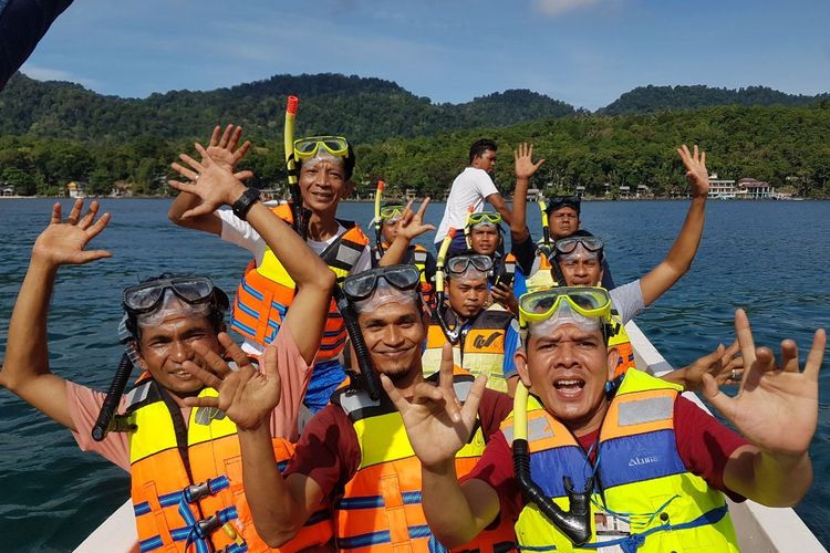 Rombongan wartawan bersiap untuk senorkeling di Pantai Iboih, Kota Sabang, Provinsi Aceh, Rabu (1/5/2019)