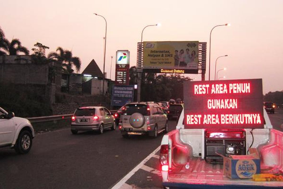 Rest Area KM 62 yang sudah penuh pengunjung.