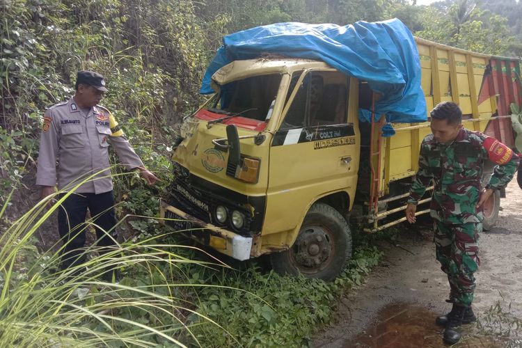KECELAKAAN: Sebuah truk bernomor polisi AA-1354-TD terguling setelah menabrak tebing di Desa Giritirto, Kecamatan Karanggayam, Kebumen, Jawa Tengah, Rabu (17/4/2024) sekitar pukul 12.30 WIB.