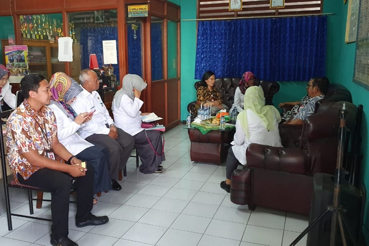 Jajaran sekolah dan Dinas Pendidikan Kota Bekasi berdiskusi dengan Inspektur Jenderal Kementerian Pendidikan dan Kebudayaan RI, Muchlis Luddin di SDN Pekayon Jaya 3, Rabu (18/9/2019). Sekolah tersebut hampir 2 tahun tanpa meja-kursi.