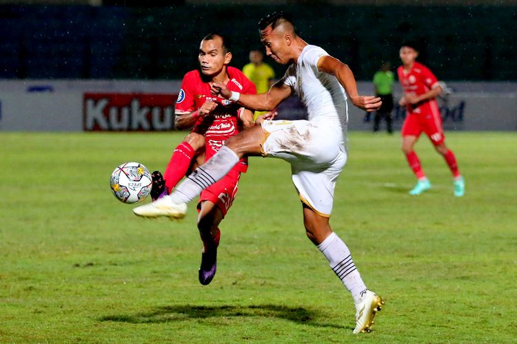 Pemain Persija Jakarta Riko Simanjuntak berduel dengan pemain Dewa United FC saat pertandingan pekan ke-16 Liga 1 2022-2023 yang berakhir dengan skor 3-1 di Stadion Sultan Agung Bantul, Selasa (20/12/2022) malam.