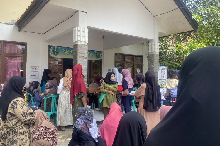 Warga Sukabumi Serbu Posko Gerebek Desil, Antre Ubah Data agar Bansos Tak Terhenti