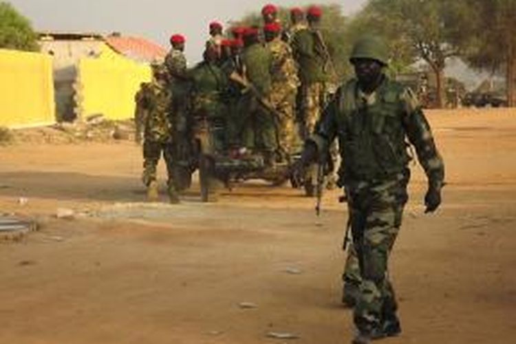 Sekelompok prajurit Sudan Selatan tengah melakukan patroli di jalanan ibu kota Juba.Pertempuran antara pasukan yang loyal kepada Presiden Salva Kiir dan pasukan pemberontak selama tiga pekan terakhir dikhawatirkan telah menewaskan ribuan orang.