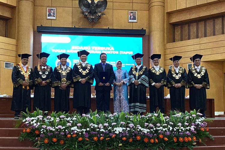Walikota Madiun, Maidi (jas hitam) setelah resmi lulus dalam Ujian Sidang Terbuka TAPD UT yang digelar pada Selasa, 21 November 2023 di UT Convention Center, Tangerang Selatan.
