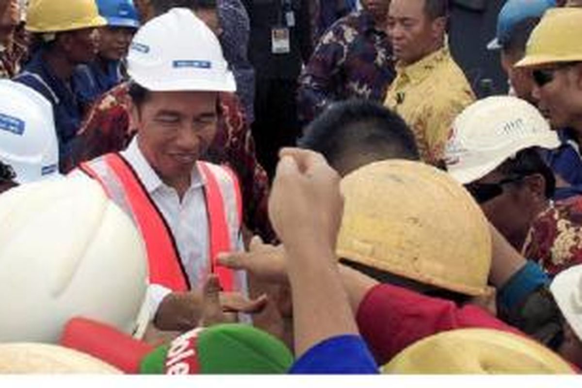 Presiden Joko Widodo bertemu dengan pekerja galangan kapal PT Anggrek Hitam Ship Building and Ship Repair, Minggu (21/6), di Batam, Kepulauan Riau. Galangan itu tengah menggarap dua tanker Pertamina yang berbobot masing-masing 17.000 ton. Presiden mendorong kebutuhan kapal dalam negeri dipenuhi galangan-galangan kapal di dalam negeri.