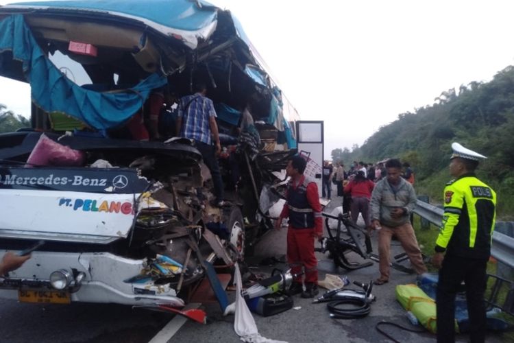 Bus Pelangi Tabrak Truk Tronton di Tol Permai Riau, 2 Tewas, 16 Terluka, Sopir Kabur