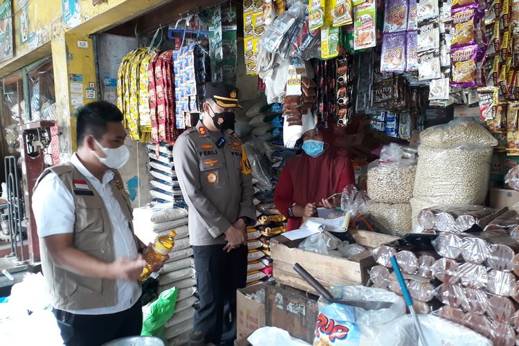Kapolres Malang, AKBP Ferli Hidayat saat operasi pasar di Pasar Kepanjen, Selasa (29/3/2022).