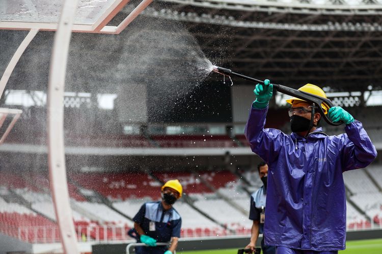 Petugas menyemprotkan cairan disinfektan di bangku cadangan pemain sepakbola di Stadion Gelora Bung Karno, Jakarta Pusat, Kamis (26/3/2020). Kegiatan ini untuk meminimalisir penyebaran penyakit akibat virus Covid-19.