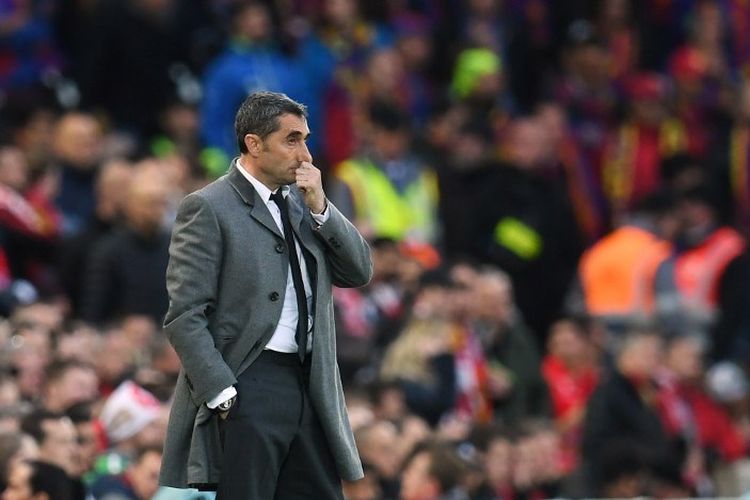 Pelatih Ernesto Valverde mengamati pertandingan Liverpool vs Barcelona dalam semifinal Liga Champions di Stadion Anfield, 7 Mei 2019. 