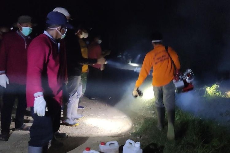 Fogging hama ulat api di perkebunan kelapa sawit.