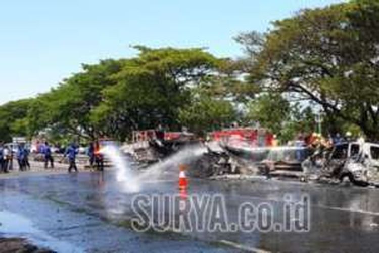 Proses pemadaman api yang membakar truk tangki dan minibus di jalan tol Sidoarjo Km 33 arah Porong, Kamis (8/9/2016) pagi. 

