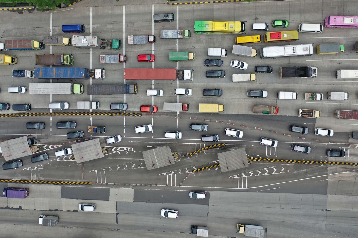 Sejumlah kendaraan mengantre sebelum memasuki gerbang Tol Cikupa, Kabupaten Tangerang, Banten, Kamis (28/4/2022). Para pengguna jalan tol tersebut mayoritas merupakan pemudik yang akan menuju Pulau Sumatera melalui Pelabuhan Merak.