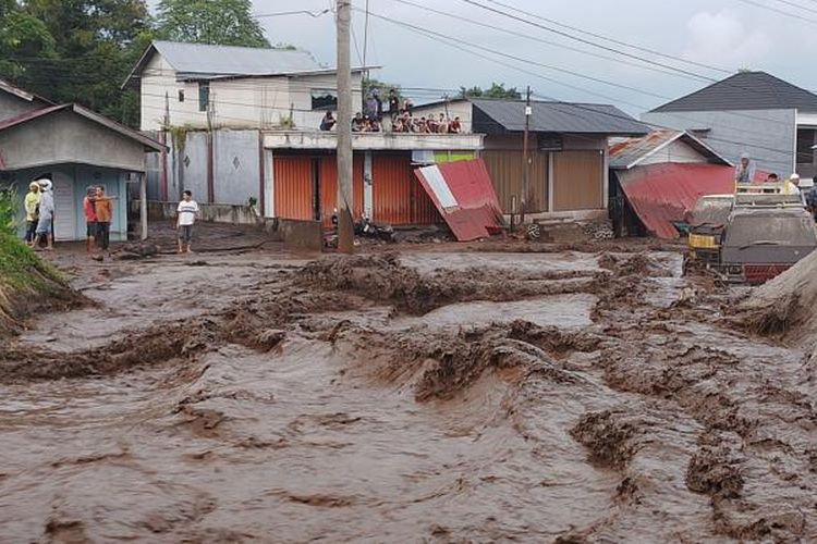 Sejumlah warga menyaksikan banjir lahar dingin menerjang kawasan pemukiman di Nagari Bukik Batabuah, Kecamatan Canduang, Agam, Sumatera Barat, Jumat (5/4/2024).