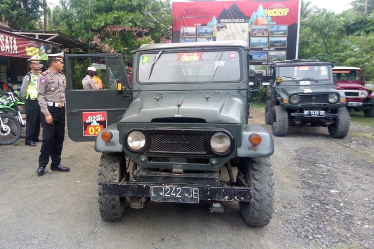 Polisi dari Satuan Lalu Lintas Polres Kulon Progo, DI Yogyakarta memeriksa kelengkapan mobil-mobil jip yang biasanya dipakai untuk melayani wisatawan yang hendak piknik di Bukit Menoreh.