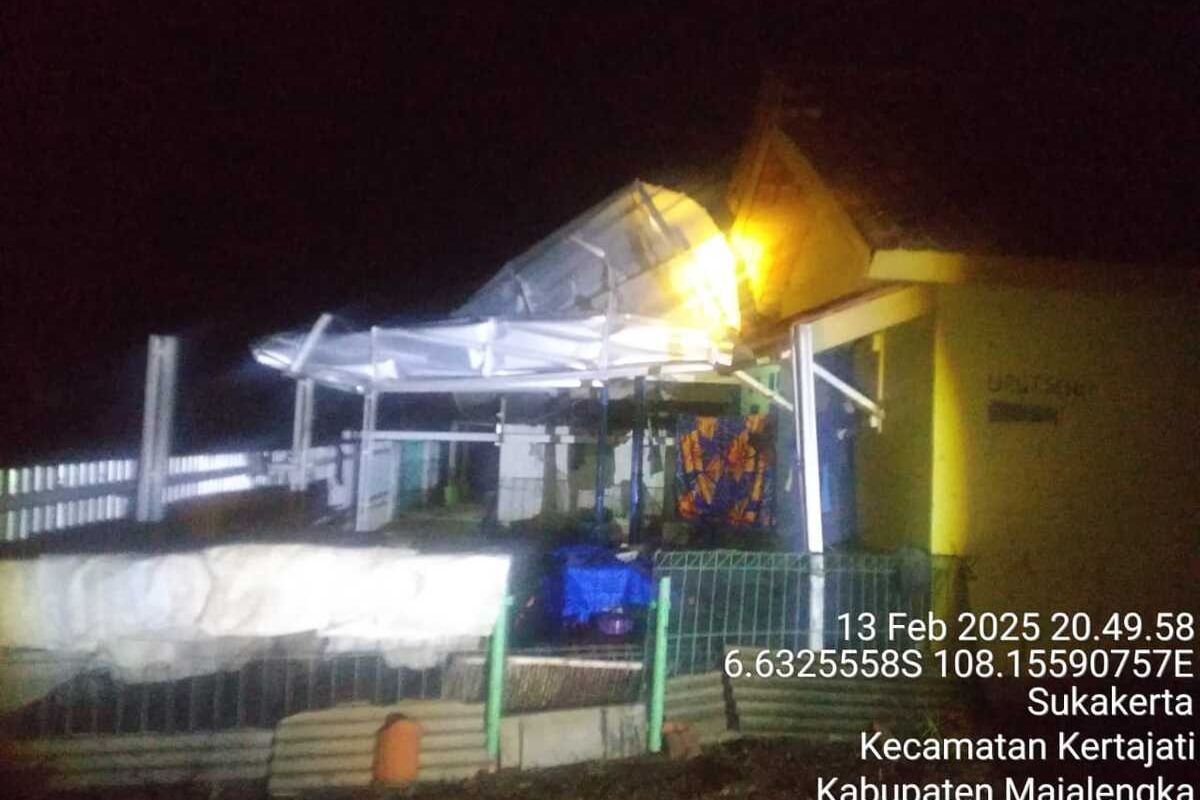 Petugas BPBD Kabupaten Majalengka masih melakukan assessment atas musibah hujan deras dan angin kencang yang melanda tiga kecamatan, pada Kamis (13/2/2025) petang.