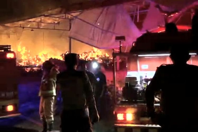 Gudang Sabut Kelapa di Blitar Hangus Terbakar, Kerugian Capai Rp 100 Juta
